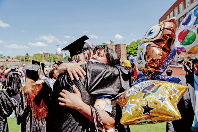 2024-2025學年高中畢業率為81.2%，比前一學年跌2.1個百分點。 Amir Hamja/紐約時報