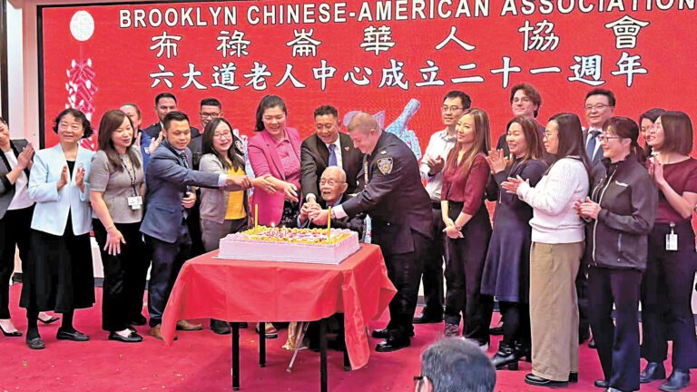 議員等和百歲人瑞伍銳一同切周年蛋糕。