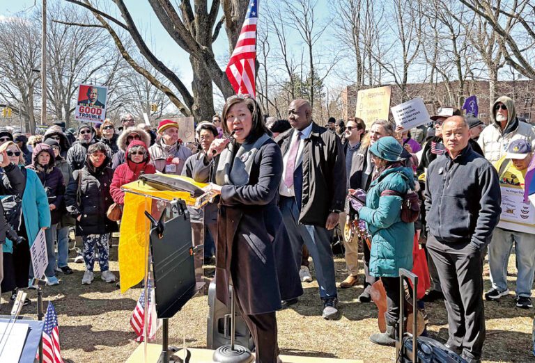孟昭文、劉醇逸在新鮮草原舉行的「皇后區不要國王」抗議集會上強調美國民主立國精神，呼籲民眾用選票發出不要皇帝治國的聲音。