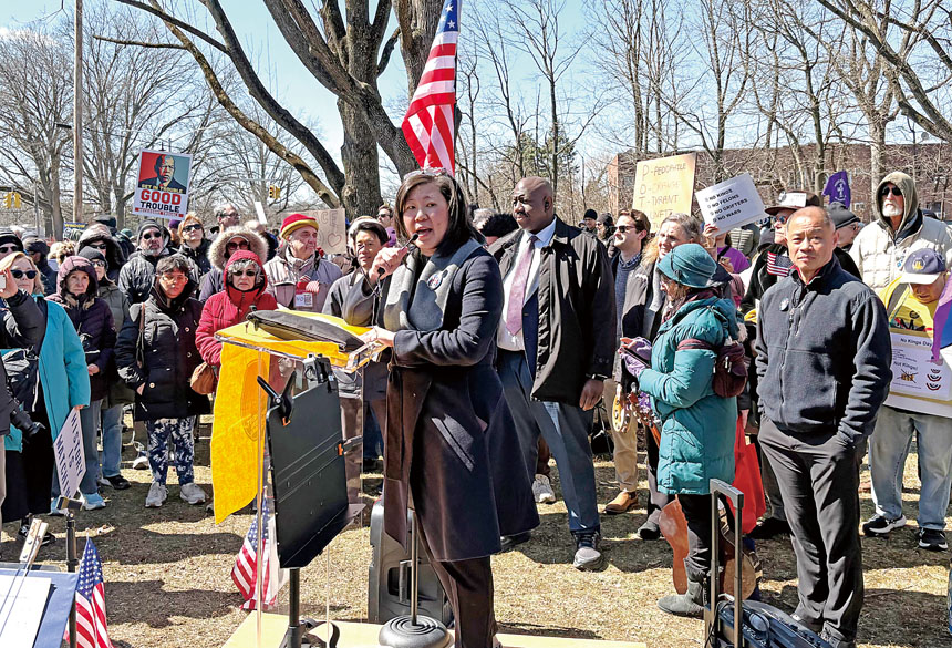 孟昭文、劉醇逸在新鮮草原舉行的「皇后區不要國王」抗議集會上強調美國民主立國精神,呼籲民眾用選票發出不要皇帝治國的聲音。