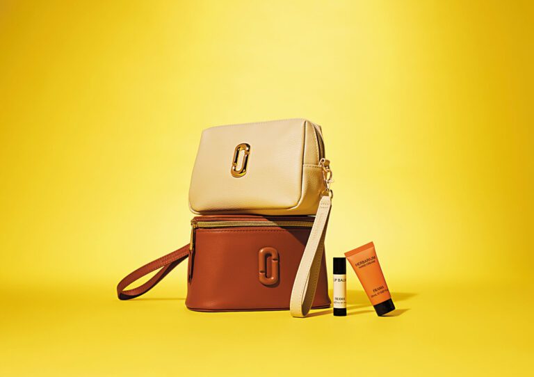 華航全新升級Marc Jacobs聯名機上旅行包。華航提供