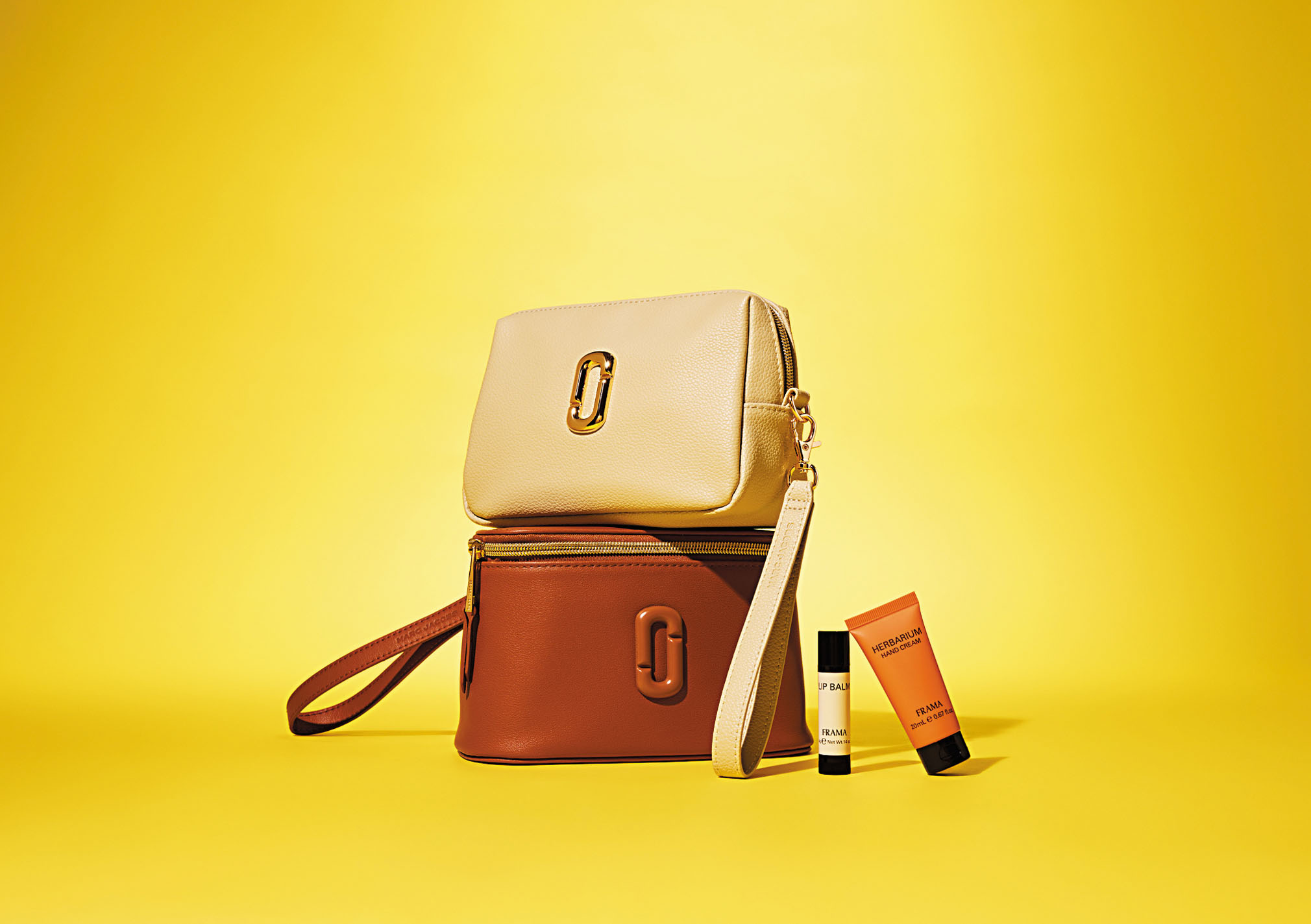 華航全新升級Marc Jacobs聯名機上旅行包。華航提供