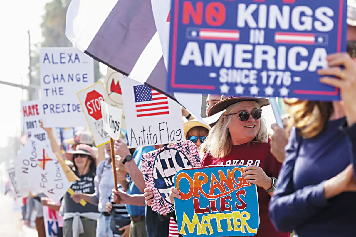 民眾聚集在杭廷頓灘太平洋海岸公路旁舉牌抗議。洛杉磯時報