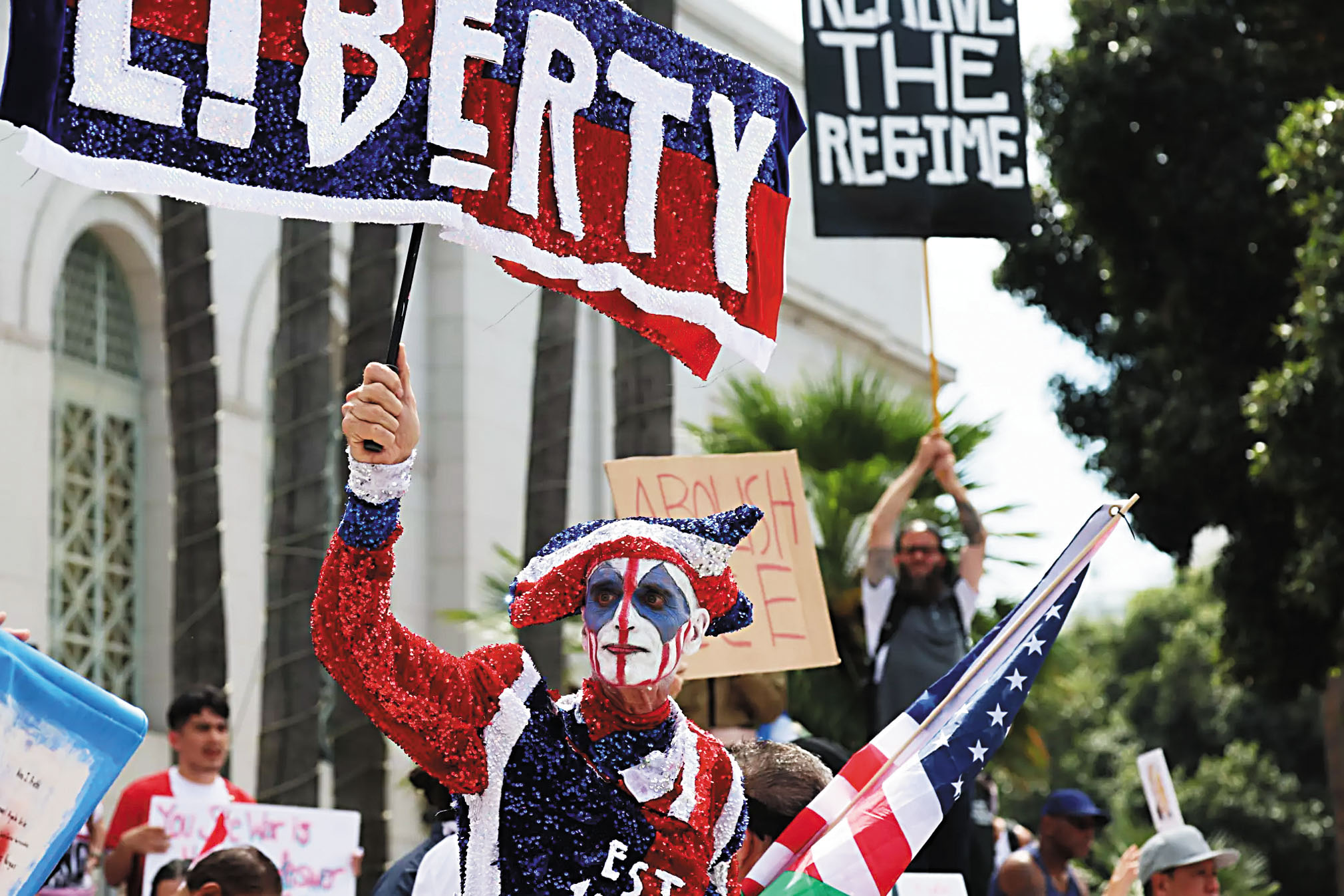 在洛杉磯市中心舉行的抗議活動。洛杉磯時報