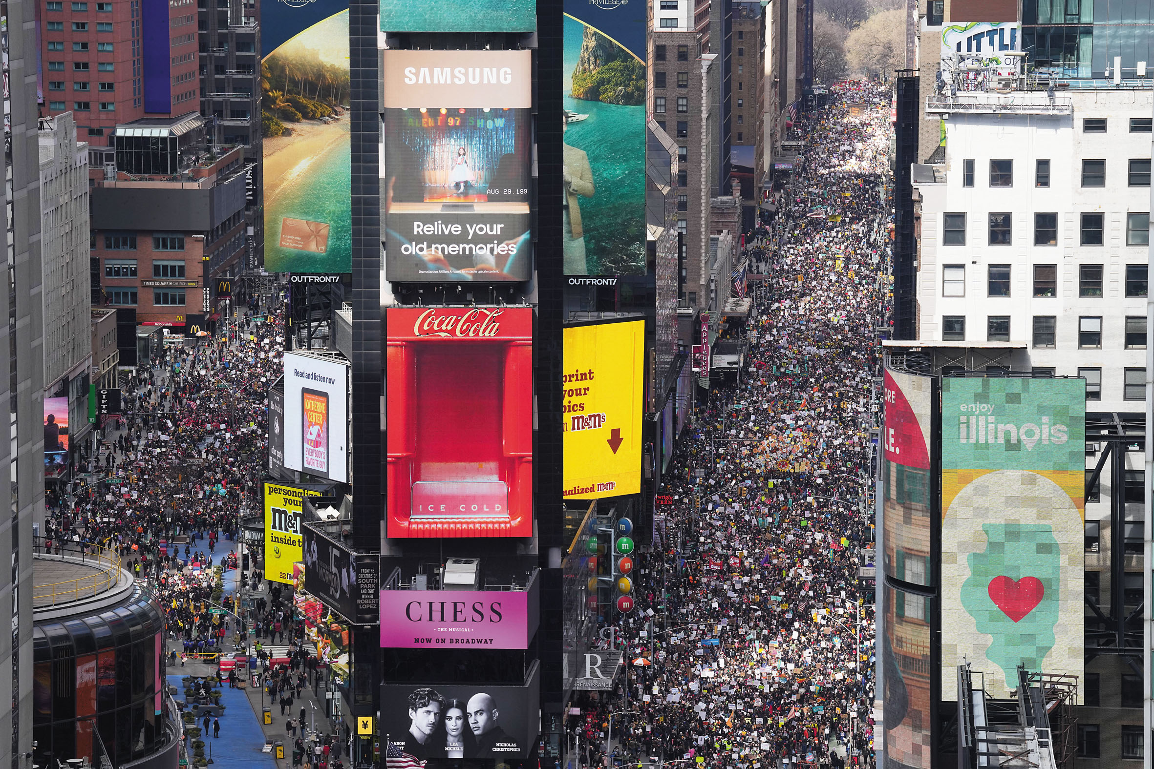 紐約街頭擠滿群眾參加「不要國王」遊行示威。美聯社