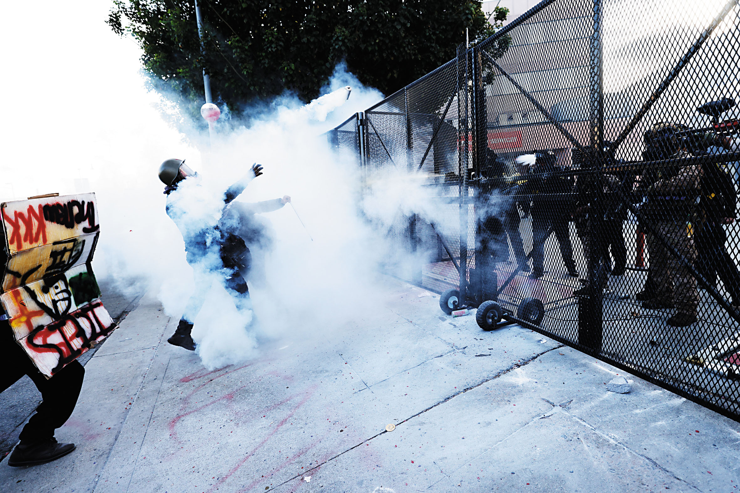 洛杉磯市中心聯邦拘留中心外,警方施放催淚氣體驅散人群。美聯社