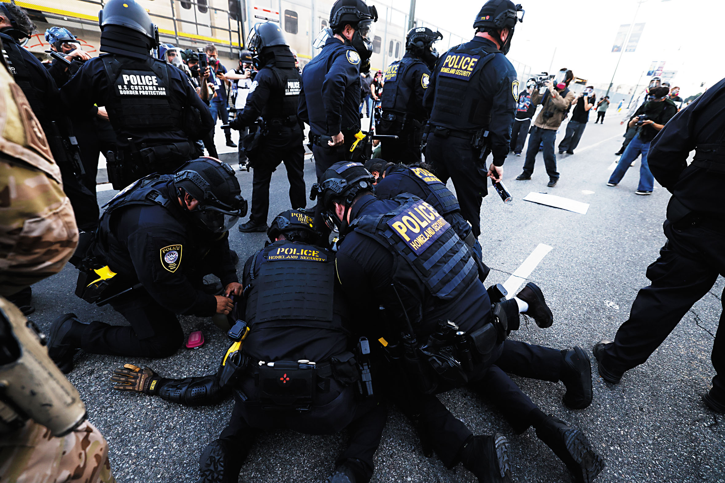 洛杉磯警方拘留一名示威者。美聯社