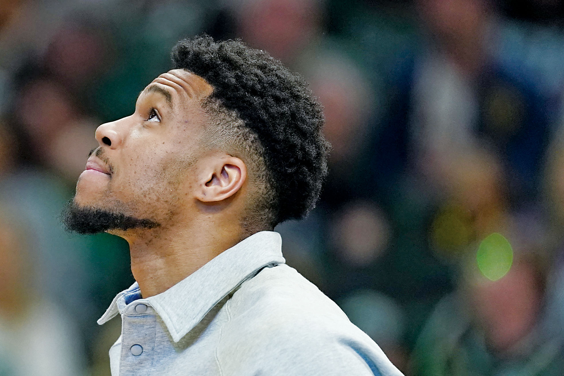 字母哥無奈地眼瞅著雄鹿慘敗,無緣季後賽。美聯社