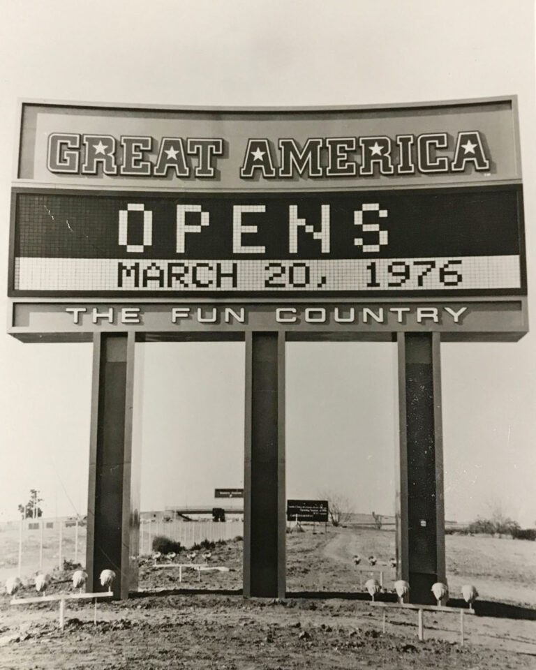 美國遊樂園1976年3月20日開幕。官方臉書
