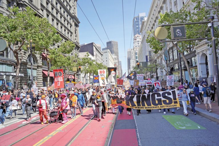 浩浩蕩蕩的萬人隊伍穿過市場街向市政廣場挺進。記者黃偉江攝