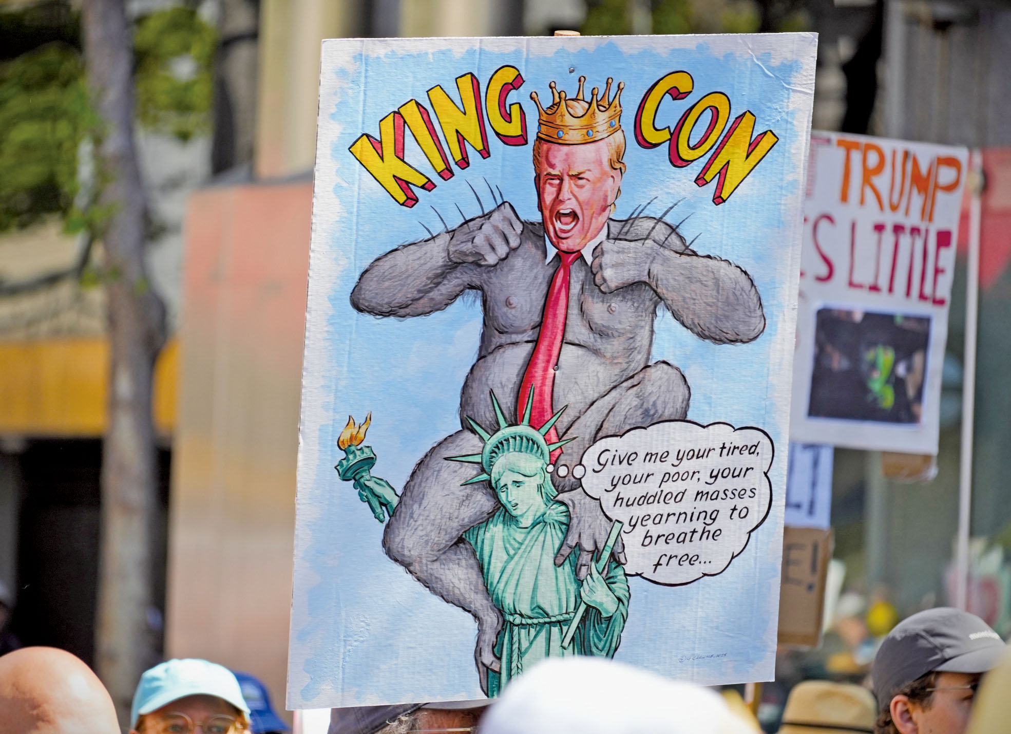 描繪特朗普騎在美國自由女神像背上，象徵他對民主體制的踐踏。記者黃偉江攝