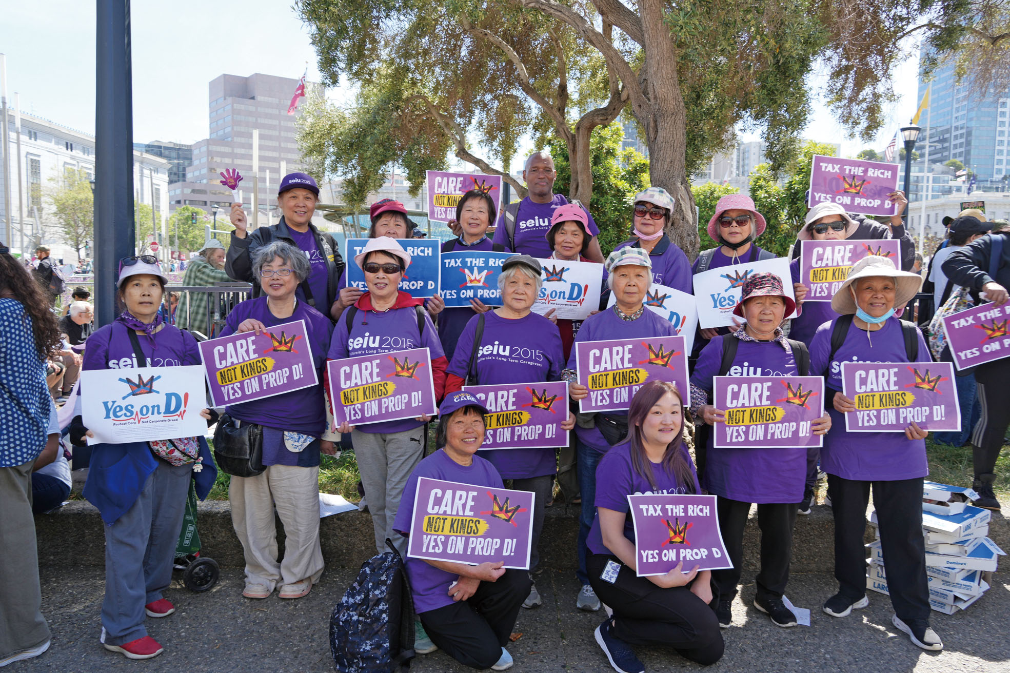 長期護理工作者SEIU 2015工會成員走在最前列，呼籲政府將資源用於社區照護。記者黃偉江攝