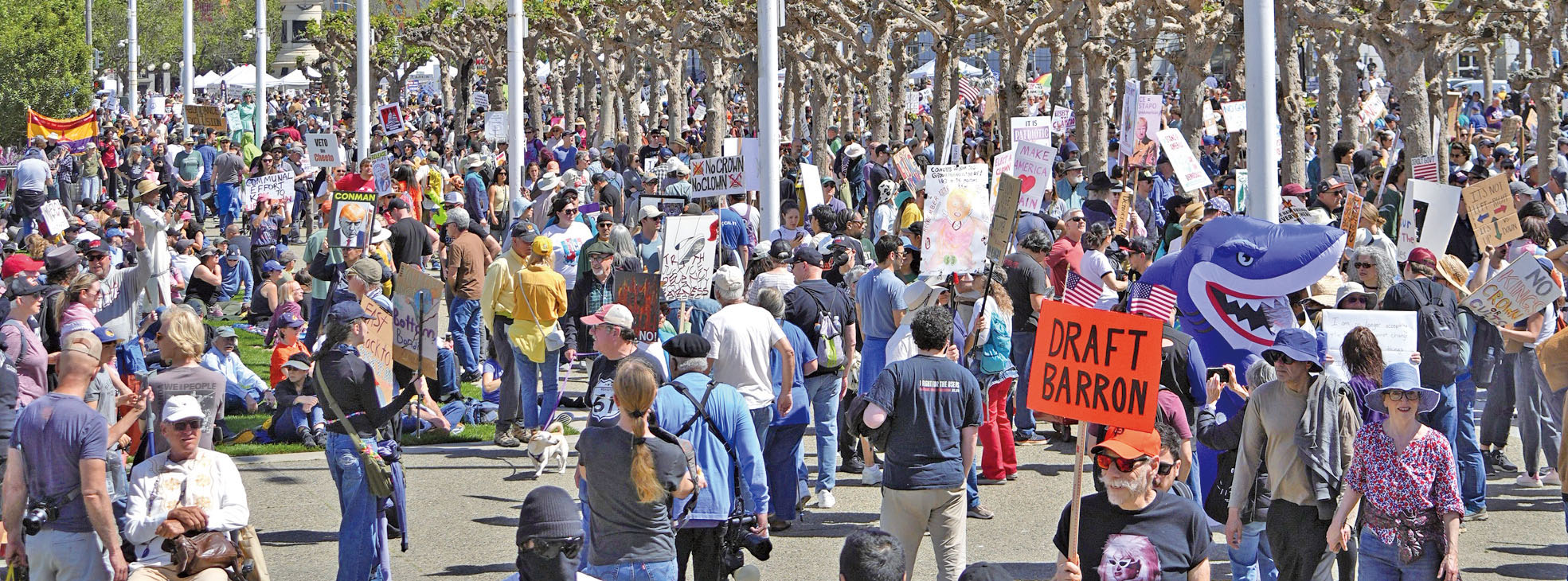 三藩市市政廣場上聚集參加抗議的民眾。記者黃偉江攝