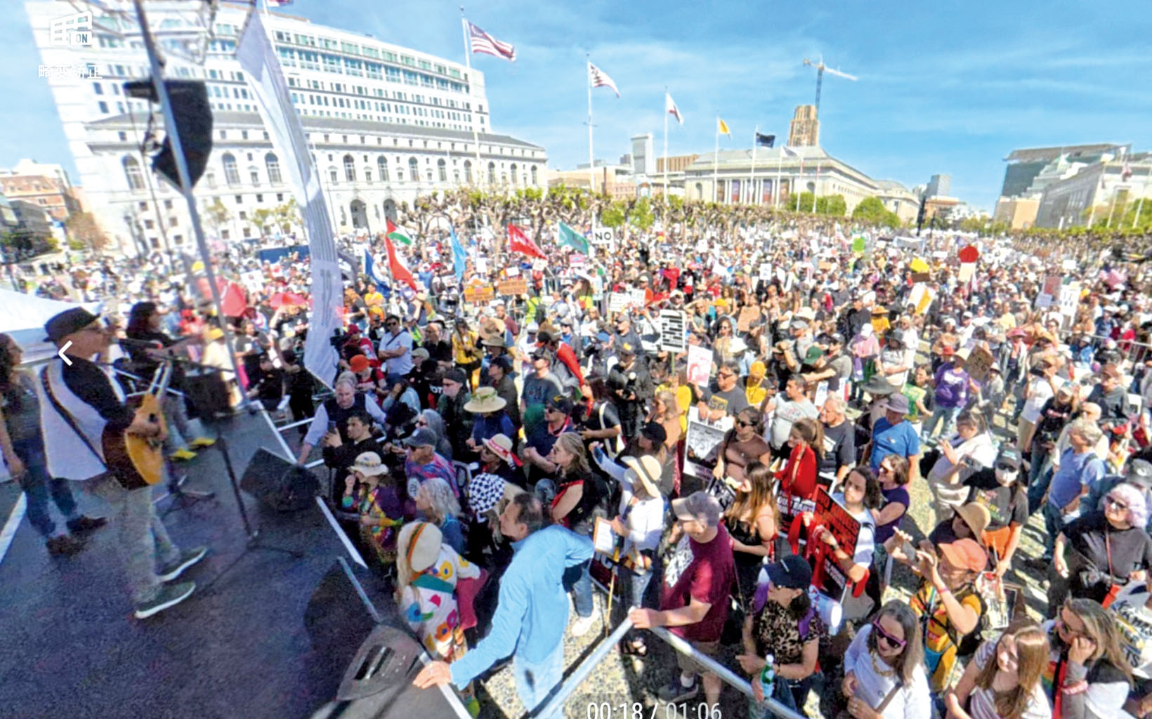 聚集在市政廣場演講台前的民眾。記者黃偉江攝