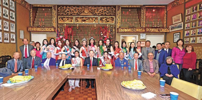 李氏總公所首長與中華總商會首長、全美華埠小姐眾佳麗合影。馬紅兵攝