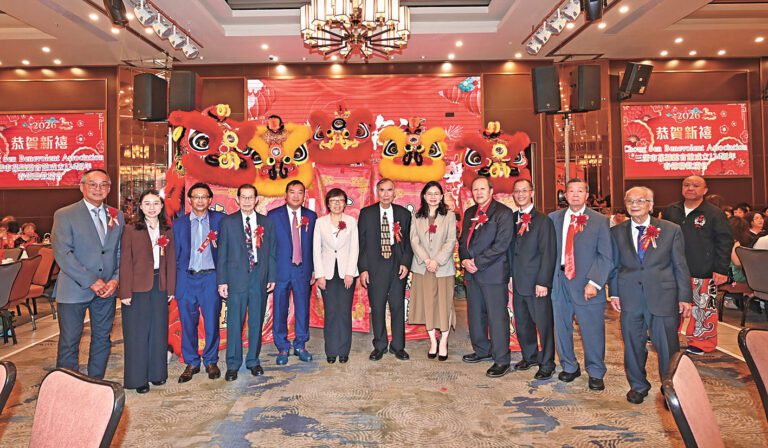 中領館官員、中華總會館總董與花縣總會館首長合影。馬紅兵攝