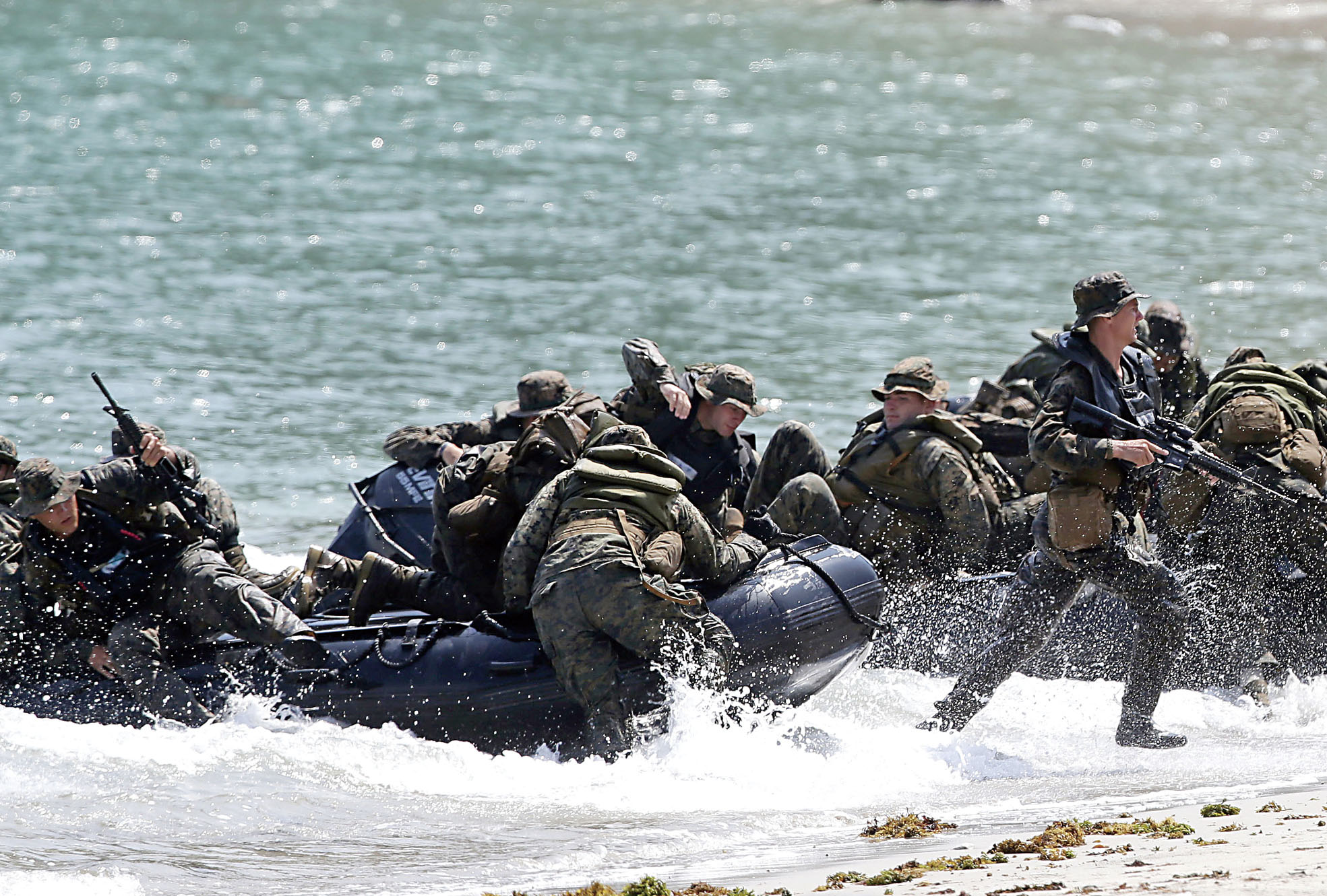 艦上搭乘2500名海軍陸戰隊第31遠征隊隊員。圖為該隊隊員參加聯合軍事演習。美聯社