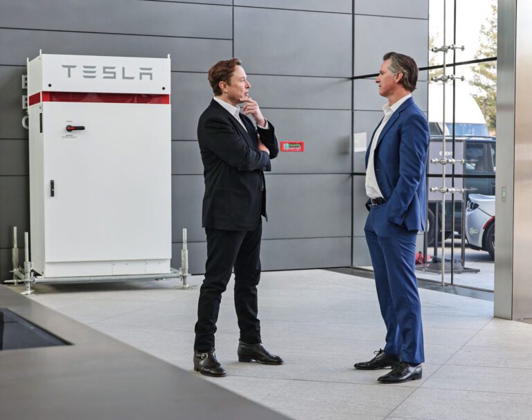 圖為州長紐森幾年前到訪特斯拉波羅阿多辦公室時與馬斯克會面商談。州長辦公室