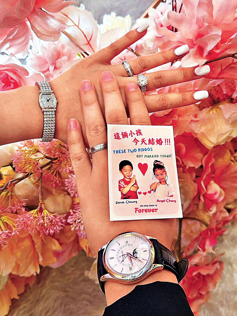 Angel前日分享與鍾培生手疊手的浪漫照片，更大晒童年照及鑽戒。