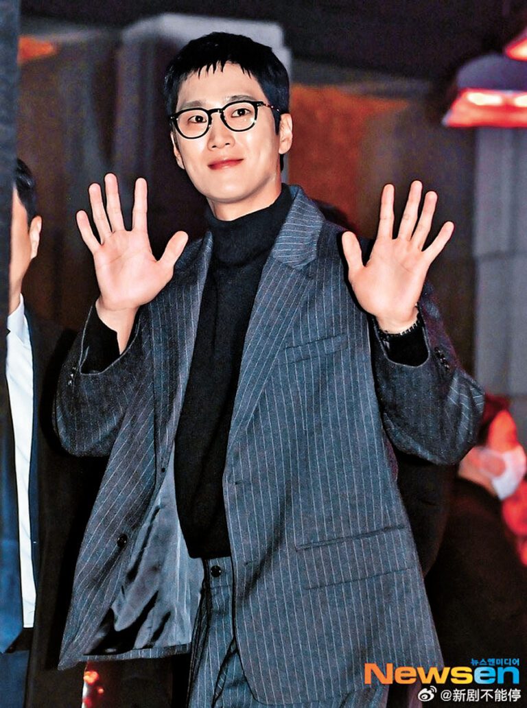 Jisoo於2023年被爆與安普賢拍拖，戀情只維持了2個月。