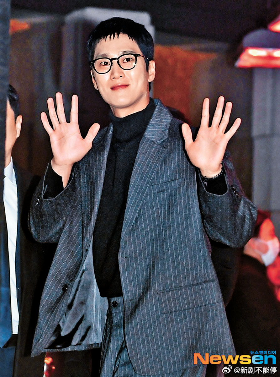 Jisoo於2023年被爆與安普賢拍拖，戀情只維持了2個月。