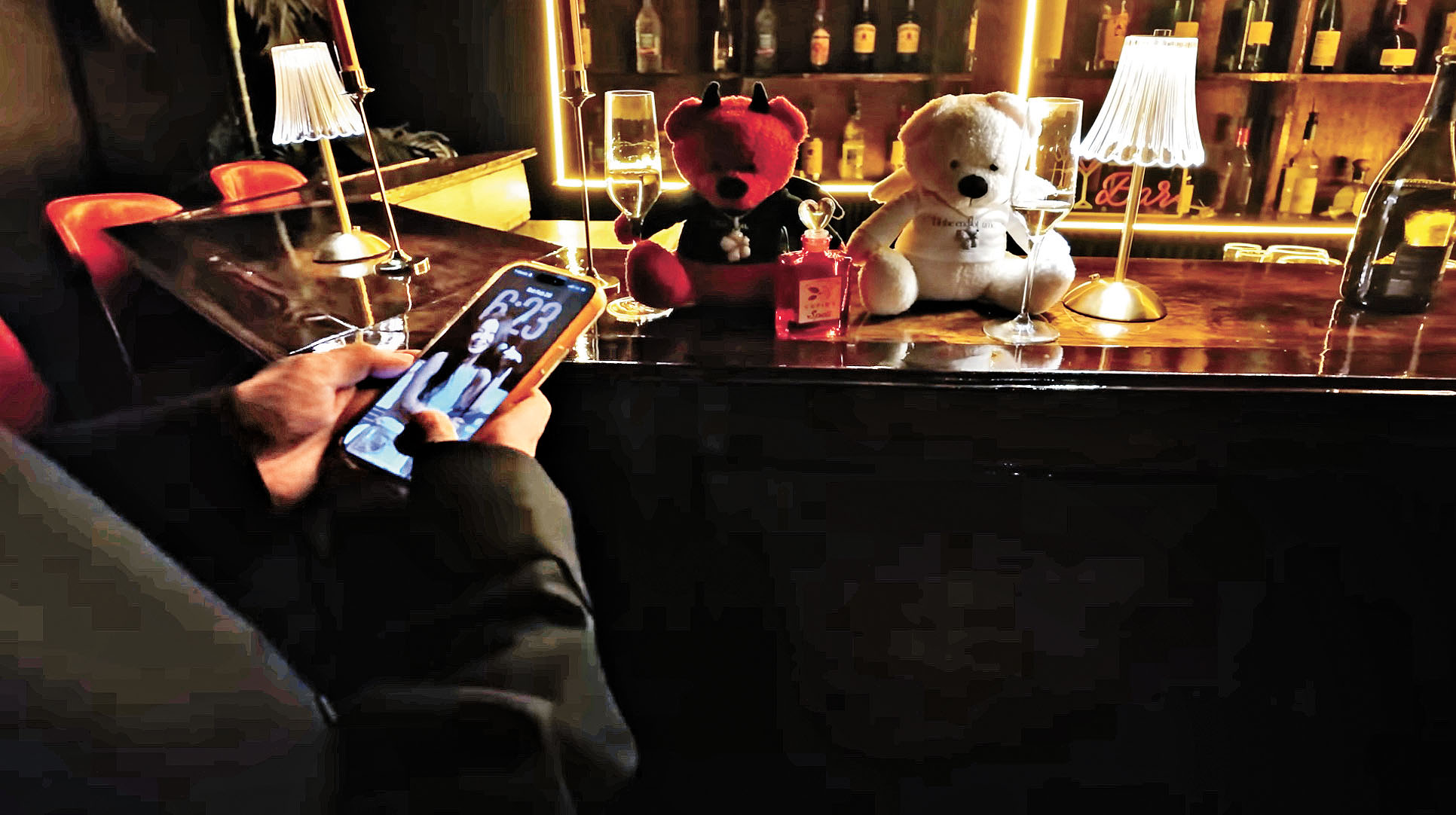 李遐怡與Dok2的MV花絮昨曝光，Dok2的手機背景照用上女友的照片。