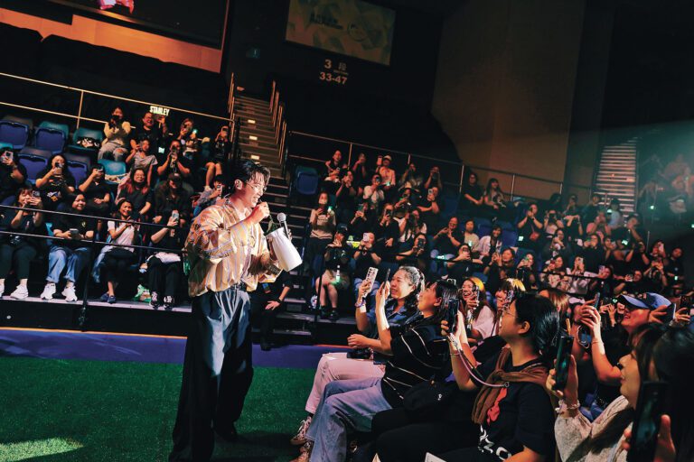 Stanley拿著碌柚葉向粉絲灑「甘露」。