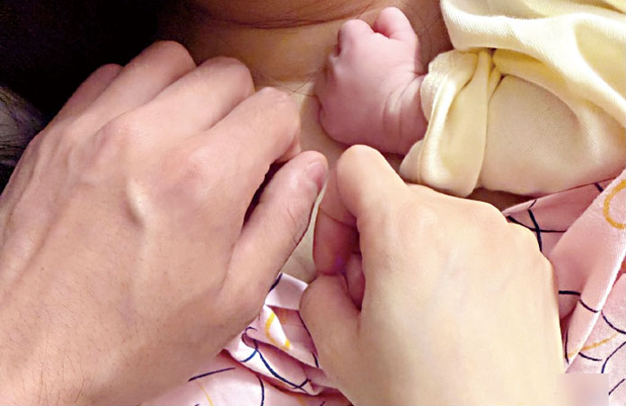 一家三口碰拳照溫馨有愛。網上圖片