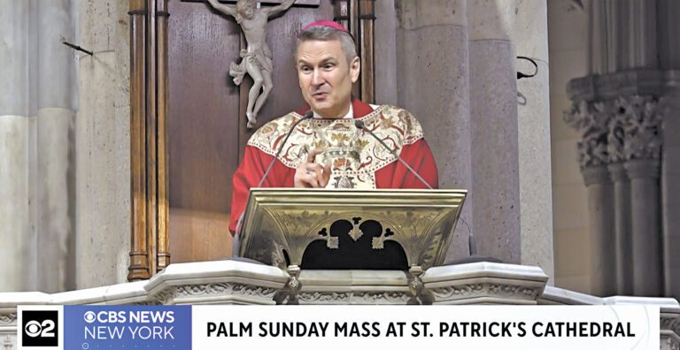 希克斯接任總主教後，首度在聖派翠克大教堂主持聖枝主日彌撒。 CBS紐約截圖