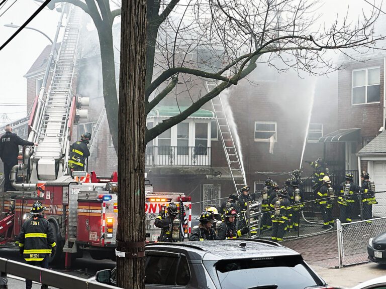 消防人員撲滅火災。