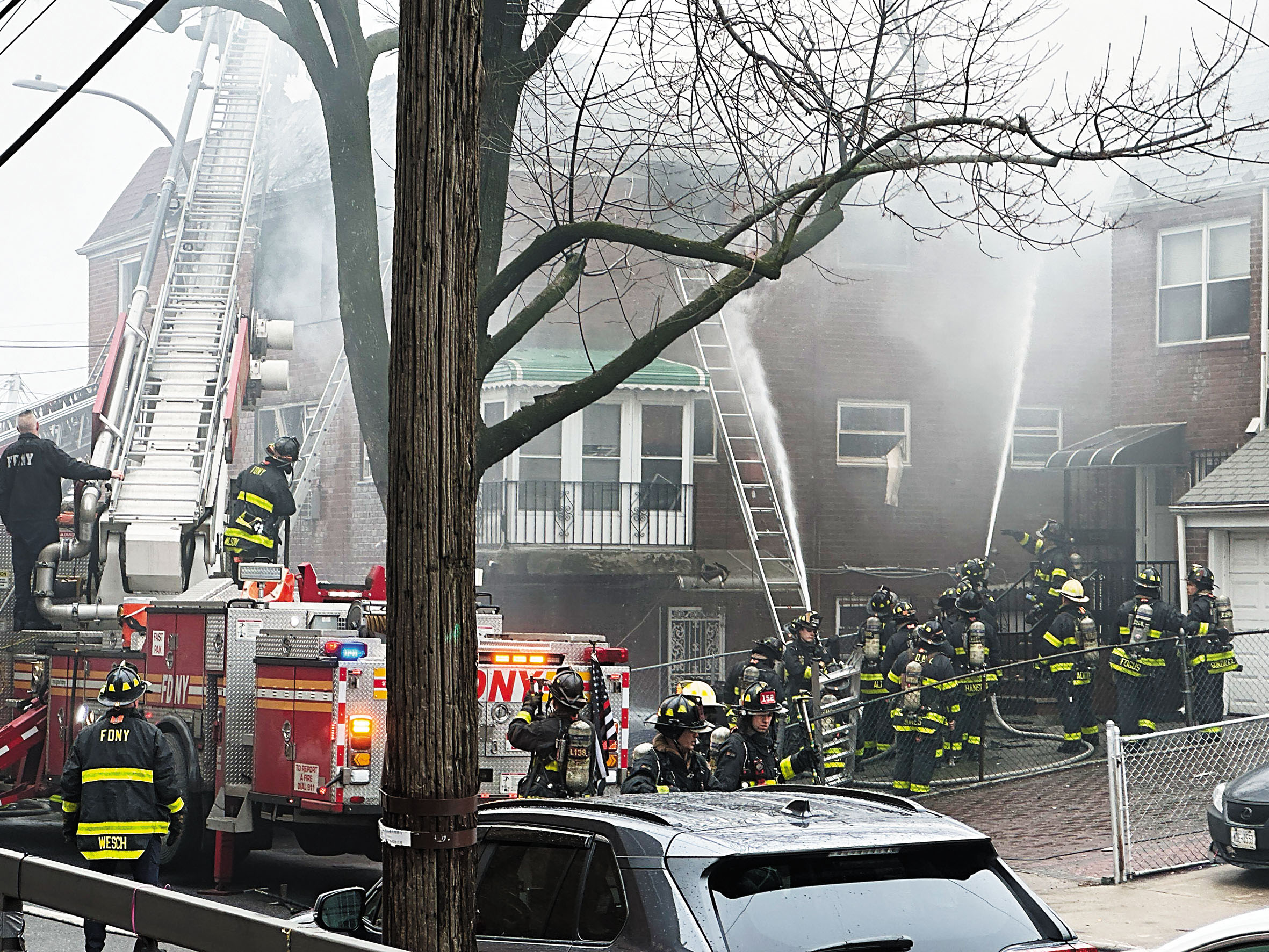 消防人員撲滅火災。