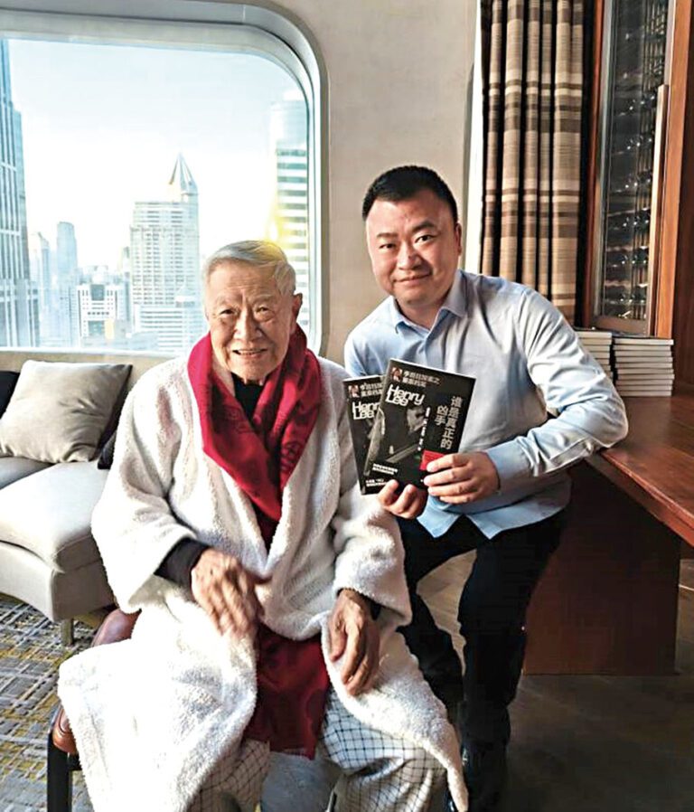 （左起）李昌鈺博士同鄭先生在上海合影。 檔案圖片