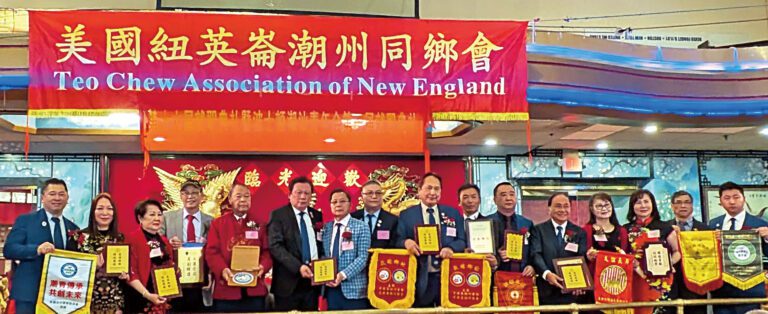 來自各地的潮州同鄉會代表交換禮物。 李強攝