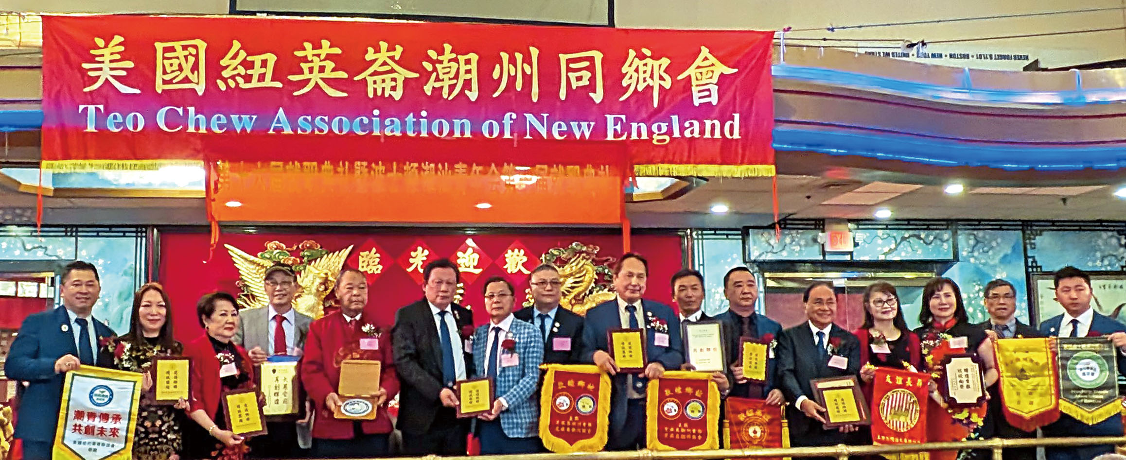 來自各地的潮州同鄉會代表交換禮物。 李強攝