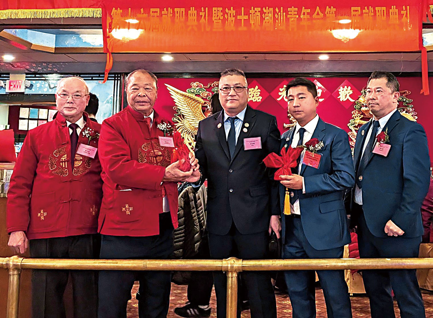 (左起)黃光沐、榮譽會長鍾炳南將會長印信交給林全峰、林挺。