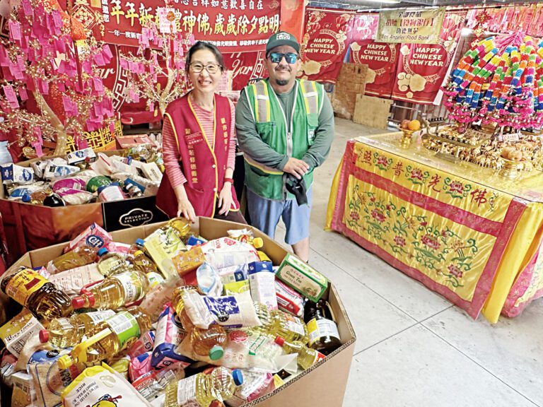 蒙市般若修德善堂將收集之糧油糖等物資捐給洛杉磯食物銀行。善堂提供