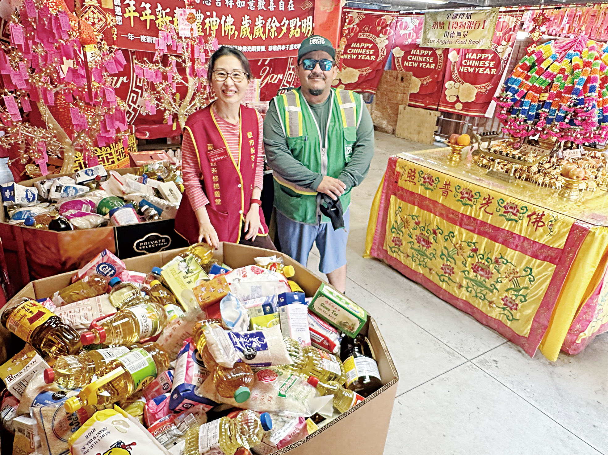 蒙市般若修德善堂將收集之糧油糖等物資捐給洛杉磯食物銀行。善堂提供
