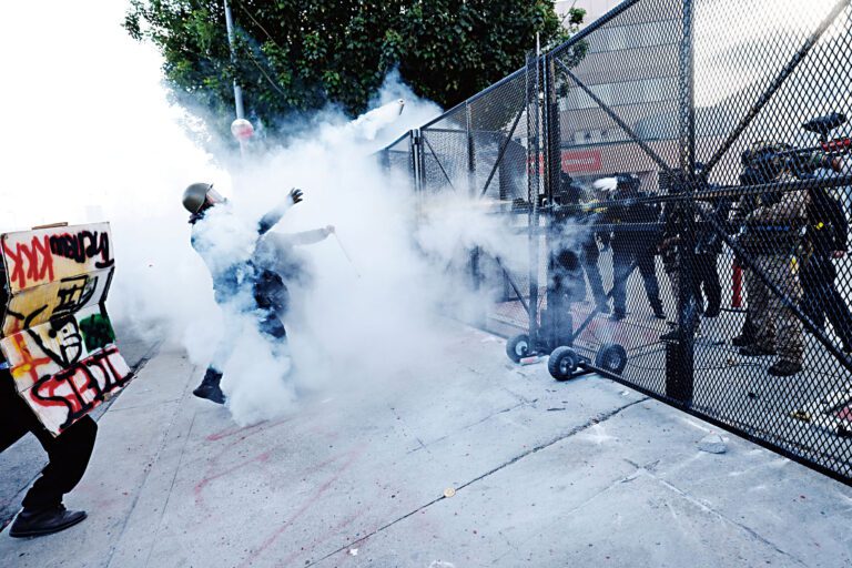 28日在洛杉磯市大都會拘留中心外，「不要國王」（No Kings）示威活動，抗議者與發射催淚瓦斯的警方對峙。 美聯社