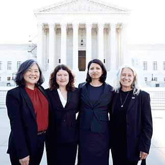 華裔的美國民權聯盟（ACLU）法律總監王德棻（Cecillia Wang，左一）將在最高法院，捍衛「出生公民權」。ACLU官網