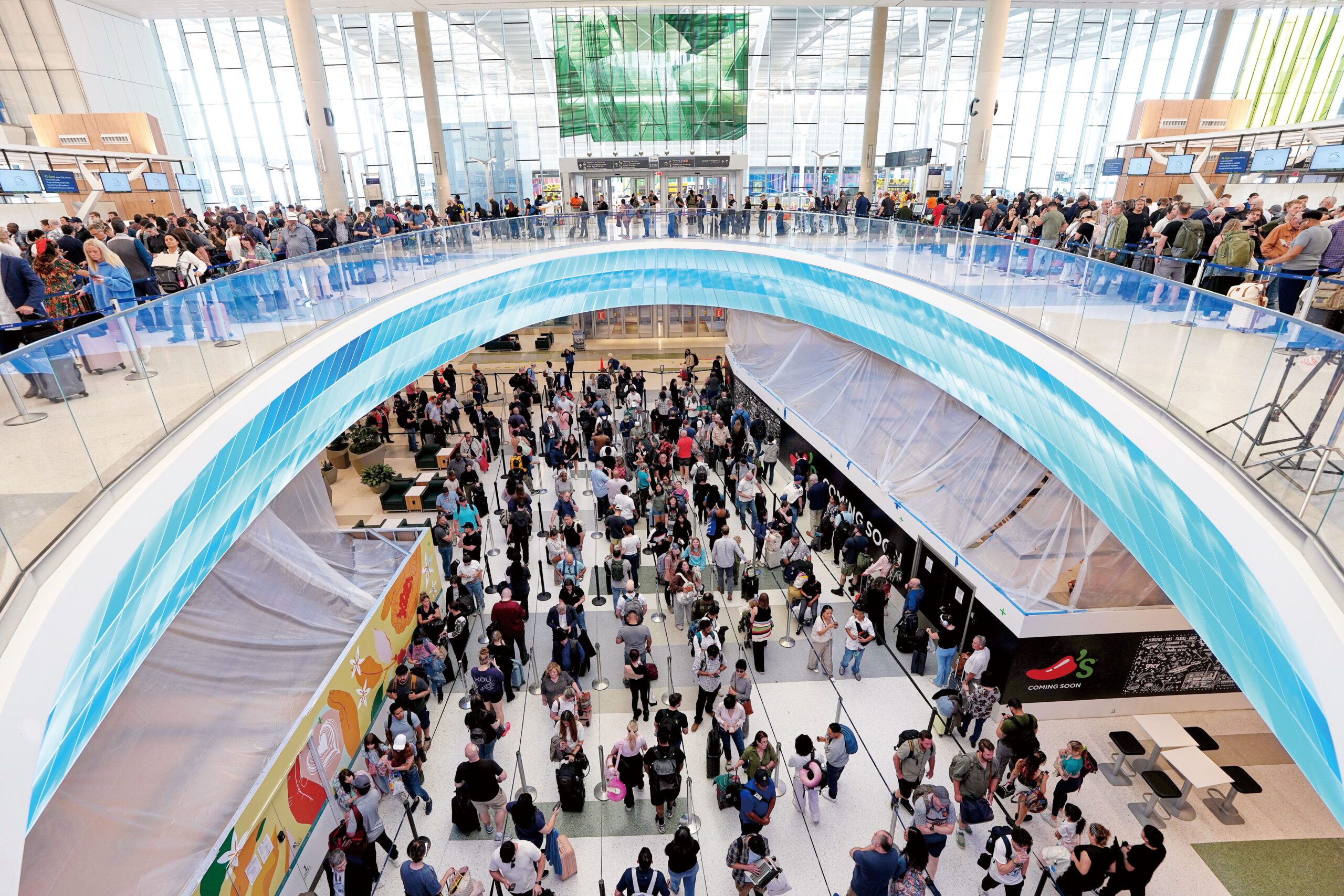 旅客上周末在休士頓布殊洲際機場的安檢處排隊。美聯社