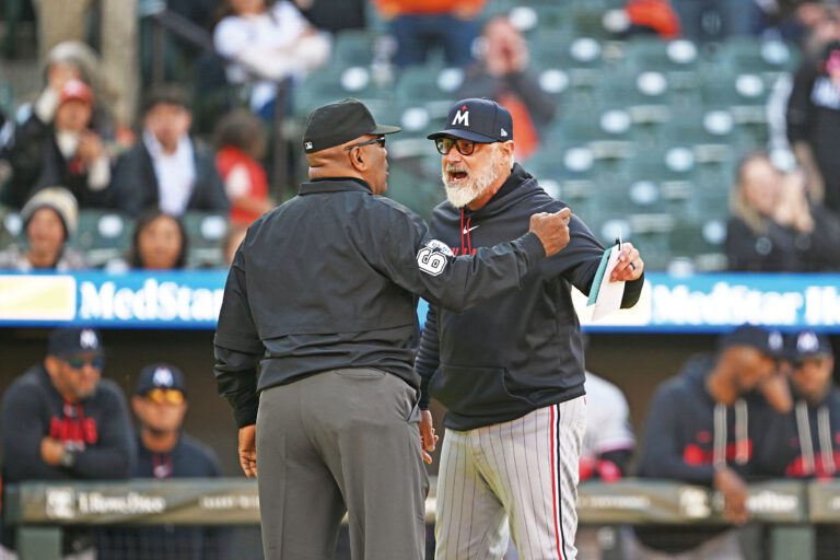 謝爾頓（右）抗議判罰。美聯社