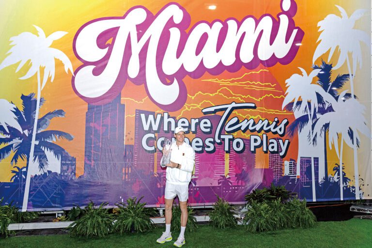 辛納笑捧獎盃。路透社