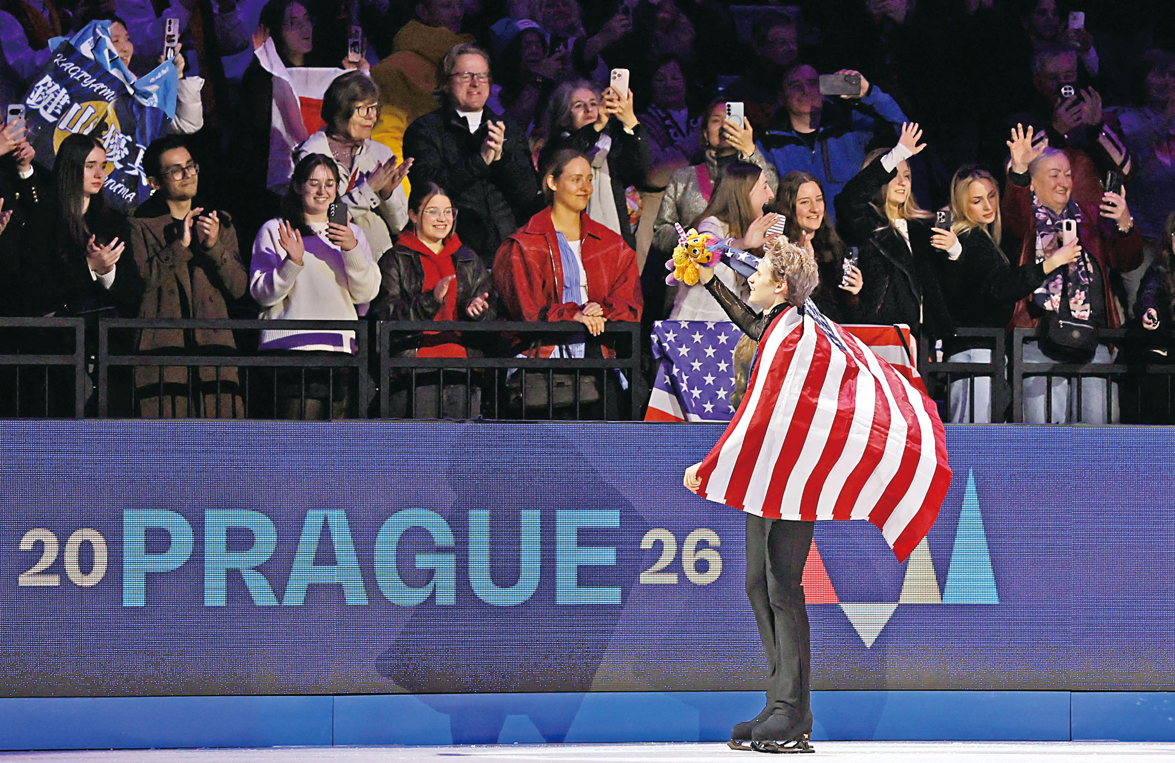 馬里寧完成世錦賽三連冠後與觀眾一起慶祝。路透社