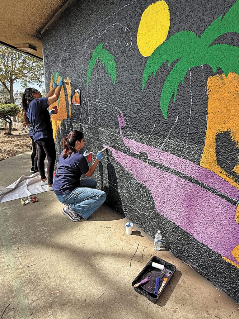 聖荷西市舉辦首屆「服務日」活動，公務員們為民繪製壁畫。市府提供