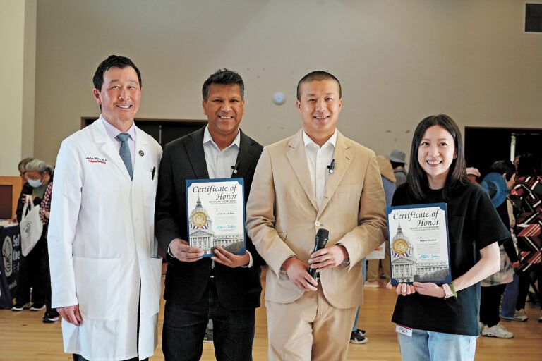 第四區市參事王兆倫（右二）向東華醫院、華人保健計劃（CCHP）代表頒發感謝狀。記者黃偉江攝