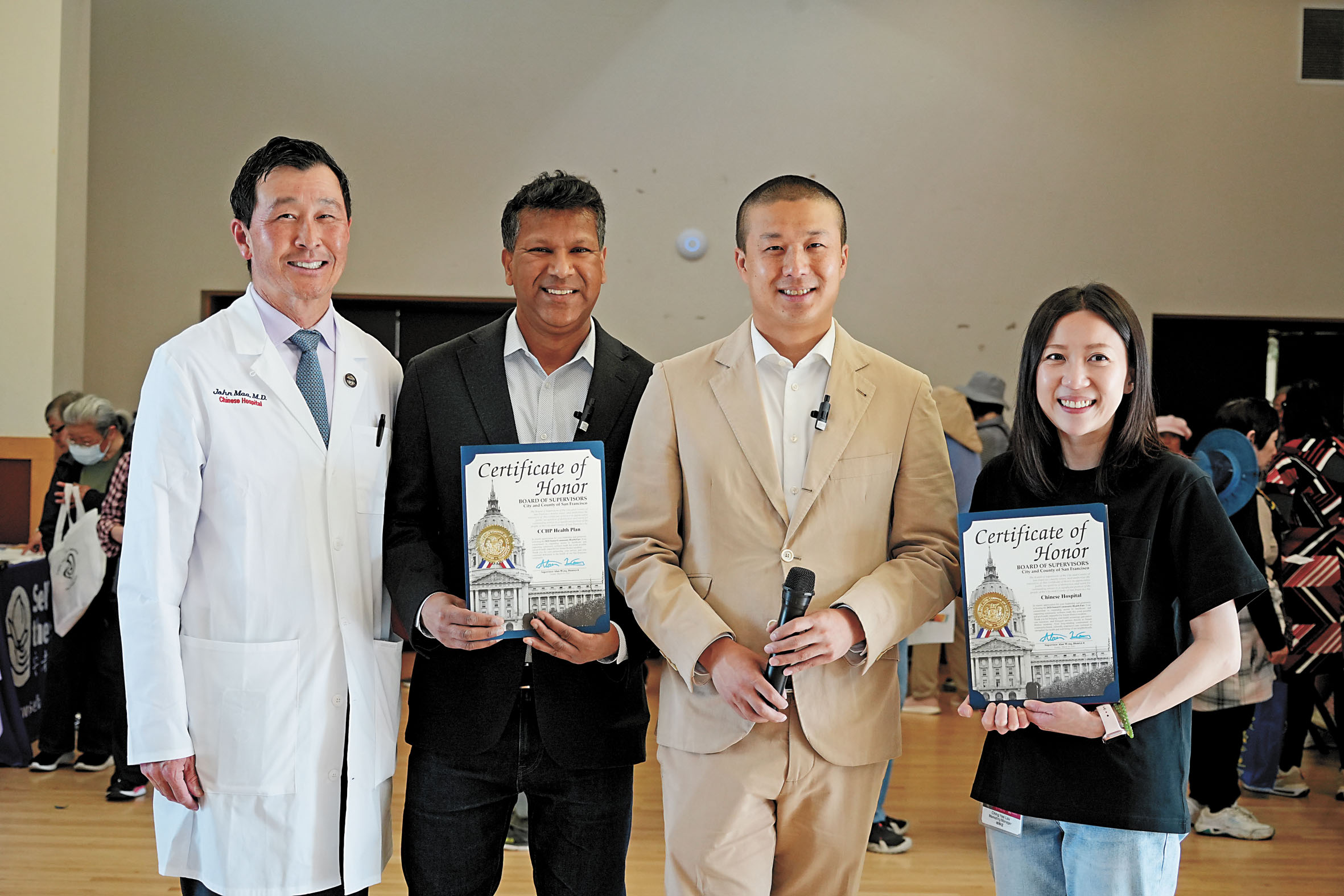 第四區市參事王兆倫(右二)向東華醫院、華人保健計劃(CCHP)代表頒發感謝狀。記者黃偉江攝