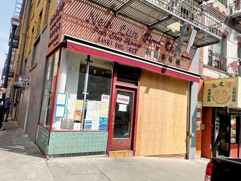 遭遇車禍後新蘭亭餐廳已被夾板封閉。讀者李科提供