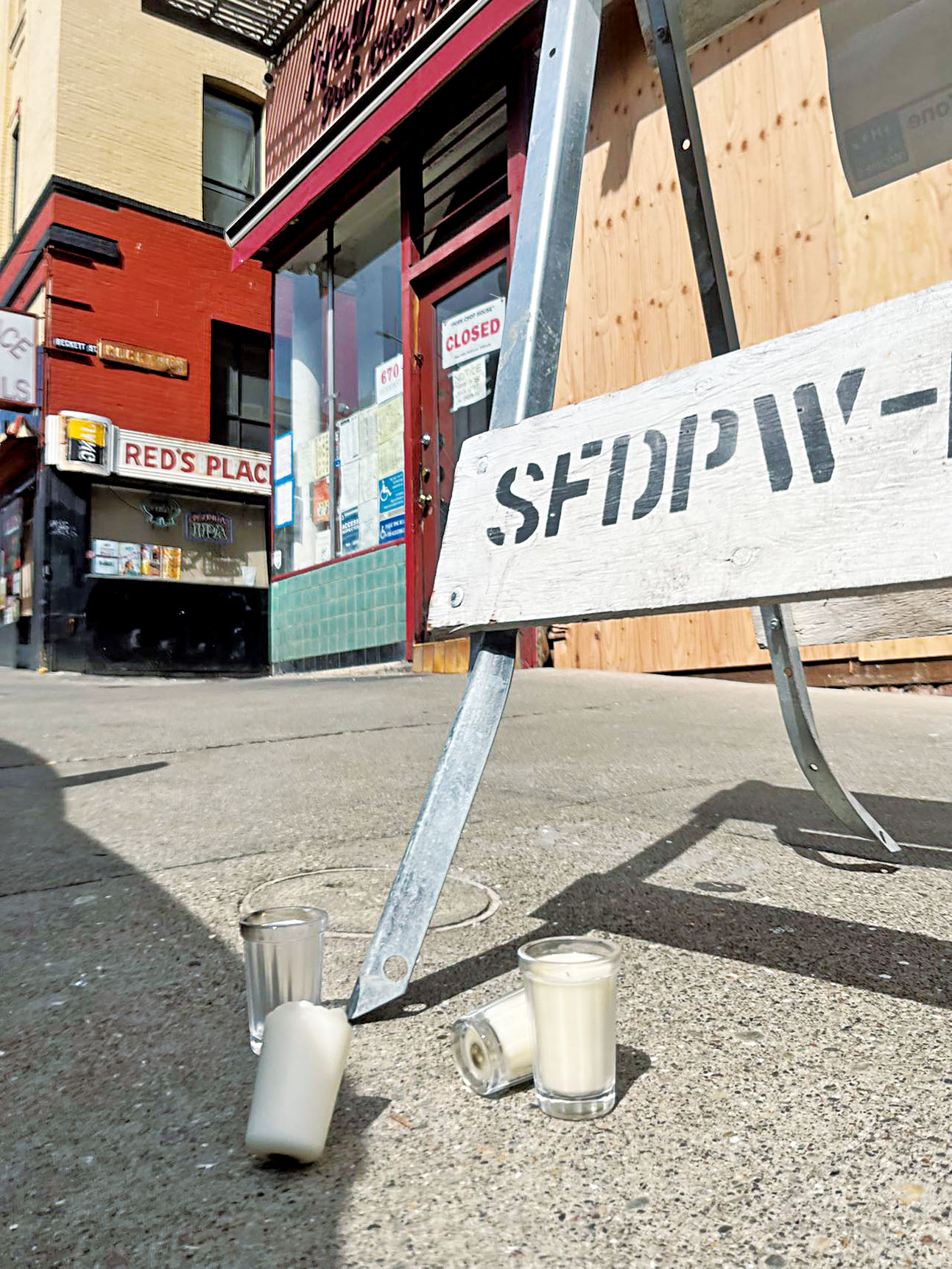 肇事地點人行道上的三枝白蠟燭默默寄託著街坊對遇難者的哀思。讀者李科提供