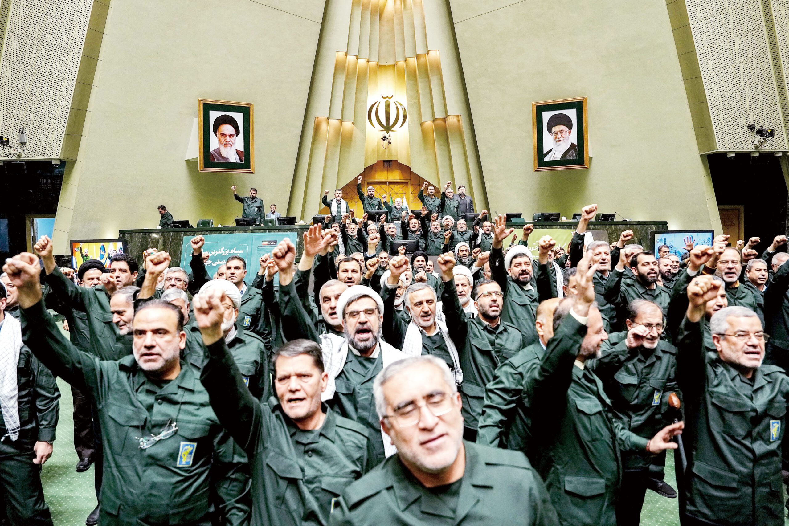 伊朗議會議員身著軍裝,高喊口號支持伊斯蘭革命衛隊。路透社