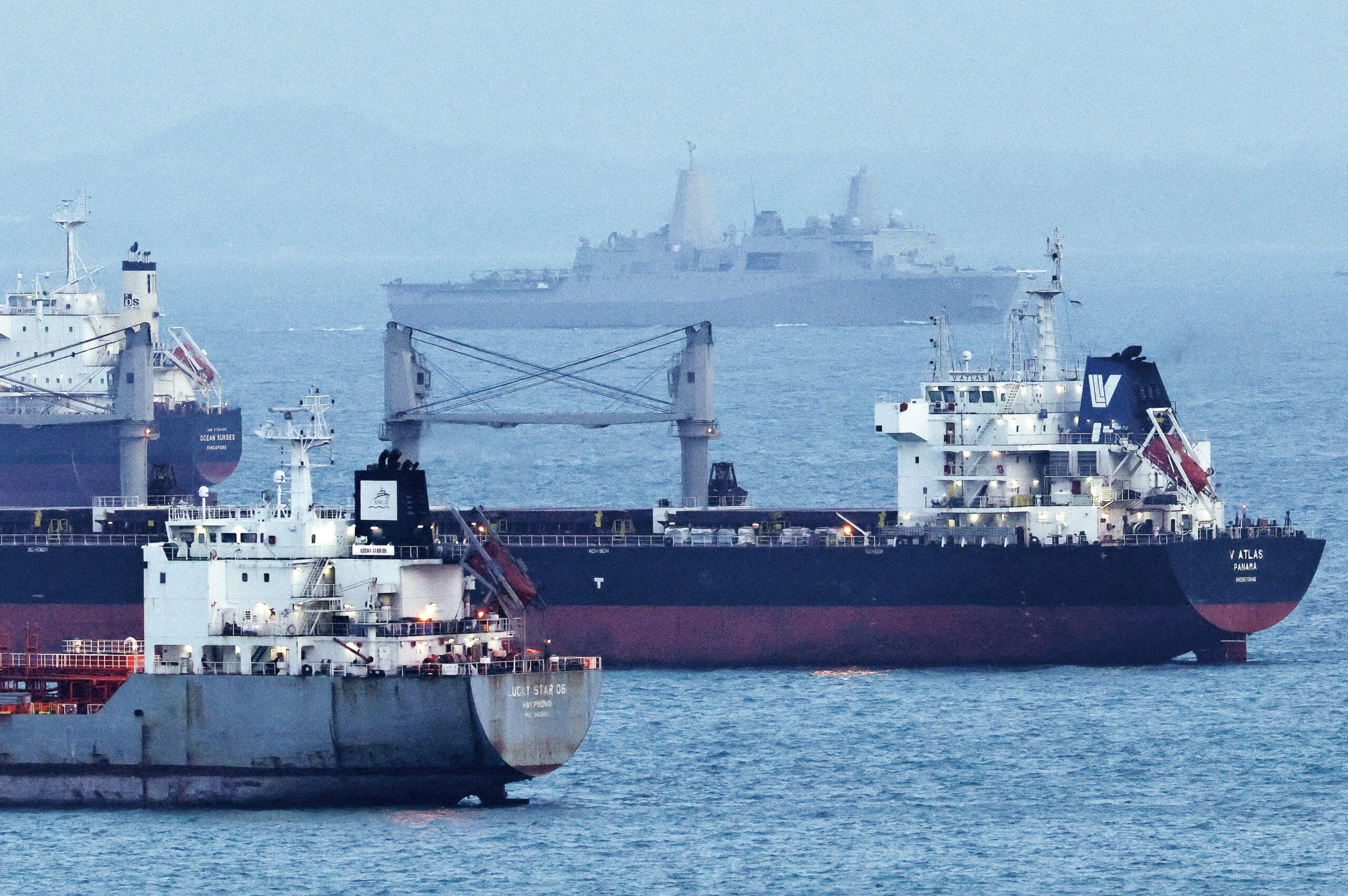 美軍兩棲攻擊艦「的黎波里」號已抵達中東。據稱還有部分隸屬第31海軍陸戰遠征部隊的陸戰隊員將搭乘「新奧爾良」號抵達中東。圖為貨輪後的「新奧爾良」號駛入新加坡海峽。路透社